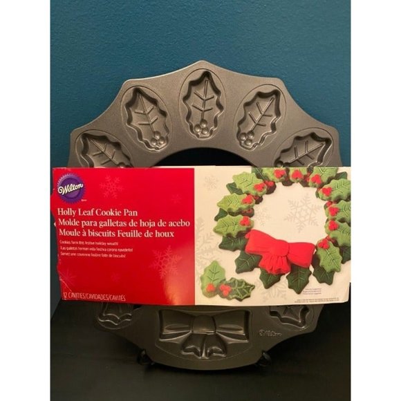 Wilton Nonstick Holly Wreath Cookie Pan - Picture 1 of 2